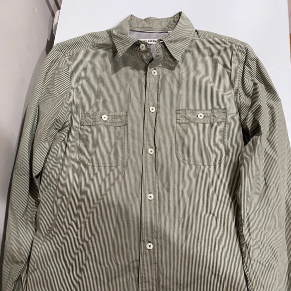 Button down - Picture 3 of 3